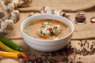 CIORBA DE PERISOARE A LA MATEI (450 GR) SERVITA CU DOUA FELII DE PAINE