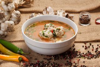 CIORBA DE PERISOARE A LA MATEI (450 GR) SERVITA CU DOUA FELII DE PAINE