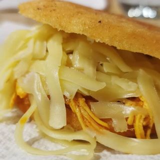 Arepa De Pollo Mechada Con Queso
