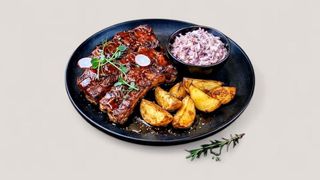 Бавно печени свински ребра с печени картофи и BBQ сос и салата колсло