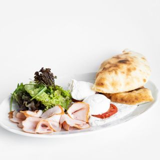 Завтрак в турецком стиле с яйцами-пашот