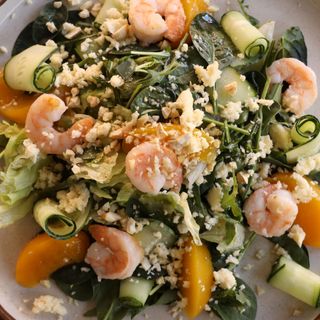 Салат з креветками та персиком