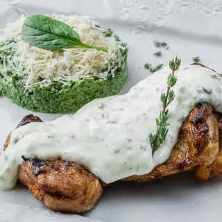 Steak din pulpă de găină cu sos de cașcaval și spanac