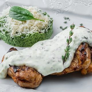 Steak din pulpă de găină cu sos de cașcaval și spanac