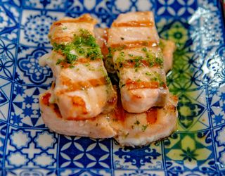 tonno fresco con olive capperi pomodorini