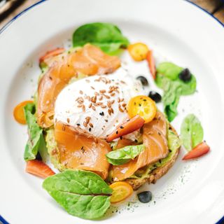 Авокадо-тост з лососем