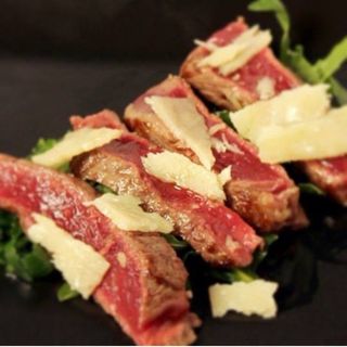 Tagliata de buey de Galicia con rúcula y parmesano