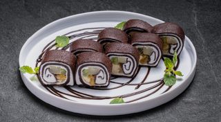 Солодкий рол з фруктами