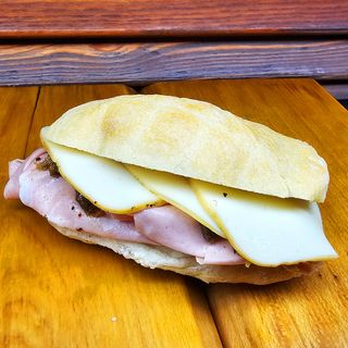 Panino con mortadella al tartufo e provola