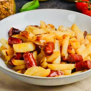 Смажена картопля з мисливськими ковбасками
