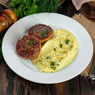 Пюре з котлетами з курки