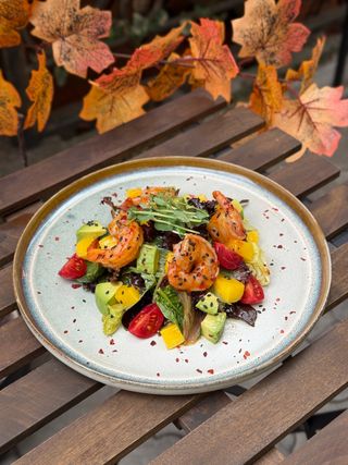 Салат з креветками та манго (250г)