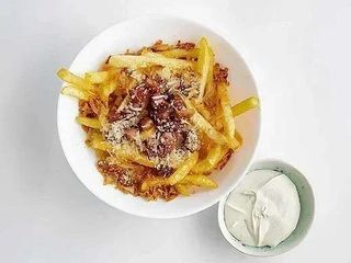 Картопля фрі з беконом, пармезаном та соусом блючіз (200g)