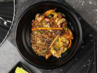 Локшина WOK фунчоза з курятиною (320g)