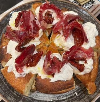 Pizza padellino con stracciatella, capocollo e pomodoro secco