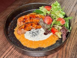 КОВБАСКИ З БАТАТОМ ПЮРЕ ТА СОУСОМ ДОР БЛЮ (360g)