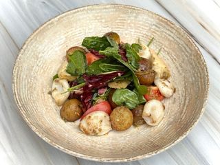 Мікс салатів шпинату, руколи та радічіо з бейбі-кальмарами, артишоками, томатами та молодою картоплею під заправкою з каперсів та олії (360g)