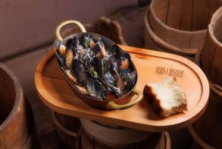 Мідії чорноморські у вершково-винному соусі (300/25/60 г)