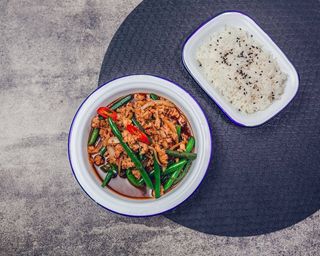 KURCZAK z woka w ostrym sosie z tajską bazylią