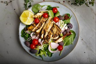 SALATA CU PIEPT DE CURCAN, MIX DE VERDETURI SI ROSII DESHIDRATATE 320g