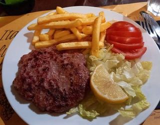 Hamburger di manzo fatto in casa servito con patate e insalata 300 g