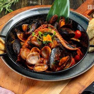 Tigaie picantă cu fructe de mare 