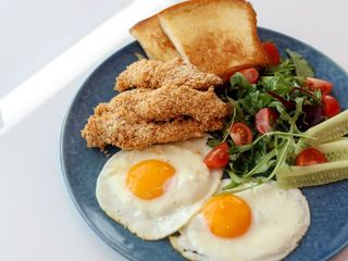 Яєчня з курячими стріпсами (310g)