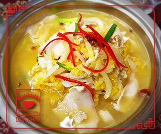 E22 მოხარშული ღორის ხორცის თხელი ნაჭრები ჩინურ კომბოსტოს მწნილით