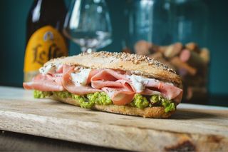 Pesto di pistacchio e granella, mortadella, mozzarella di bufala