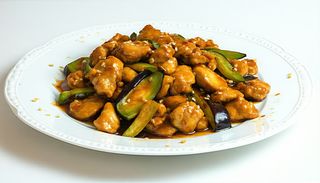 Carne de pui cu vinete prăjite