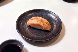 Aburi nigiri sa lososom 1 komad 炙烤三文鱼手握（1个）