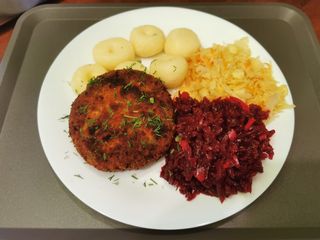 Zestaw obiadowy z kotletem mielonym 150g