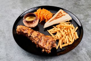 Ребра BBQ з картоплею фрі (200/50/50/50/30г)