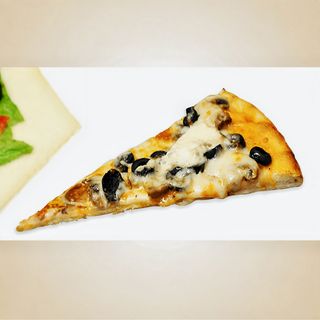 Пица с кашкавал, маслини, топено и бяло сирене (1200г)