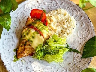 Pierś z kurczaka z mozzarellą, pomidorami i ryżem (300g)