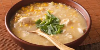 2. Sopa de pollo con maíz