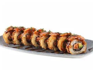 Chrupiące uramaki z łososiem teriyaki