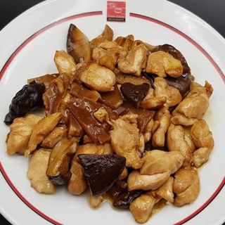 Pollo Con Bambú Y Champiñón