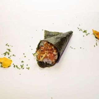 Temaki de salmón aguacate (1 pza.)