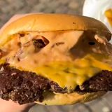 Cheeseburger con patatas dippers 