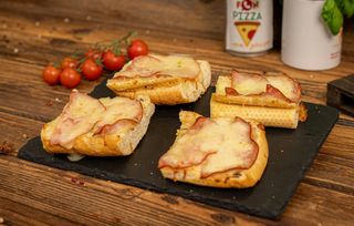 Pieczywko czosnkowe z serem mozzarella i szynką + opakowanie