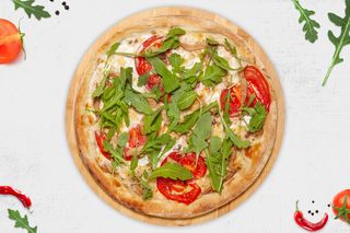 Піца з куркою, горіхом та гострим медом з сирним бортиком (30см/550г)