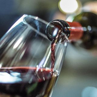 Botella de vino tinto de la casa