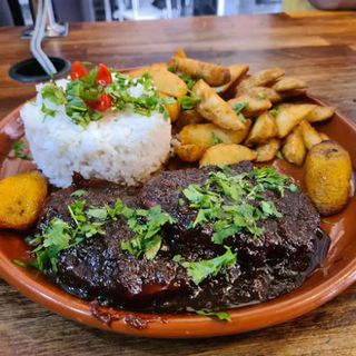 Asado Negro De Ternera Y Tajadas