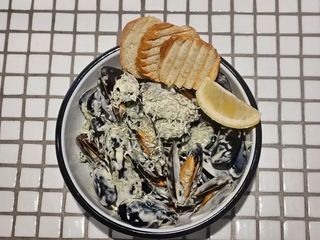 Мідії Чілі у сирному соусі з хрустким багетом (500/45g)