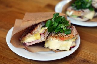 Kawa flat white średnia 250ml + panini z szynką wiejską