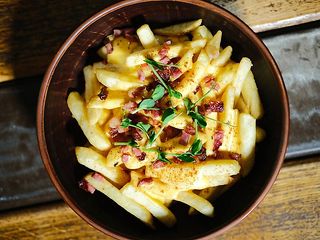 Картопля фрі з сирним соусом і беконом