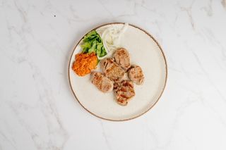 Svinjski medaljoni u umaku od šampinjona s prilogom