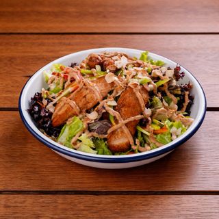 ქათმის სალათი მიწისთხილის სოუსით