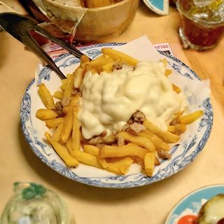 Patate con salsicce e formaggio